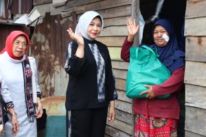 Pj Ketua TP PKK Kalbar Windy Salurkan Bantuan untuk Korban Angin Puting Beliung