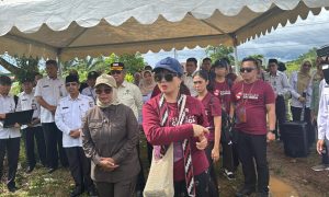 Wakil Menteri Pendidikan Tinggi, Sains, dan Teknologi (Wamendiktisaintek), Stella Christie saat meninjau calon lokasi Sekolah Garuda di Dusun Monton Desa Antibar, Kabupaten Mempawah, Kalimantan Barat pada Rabu 10 Oktober 2025.