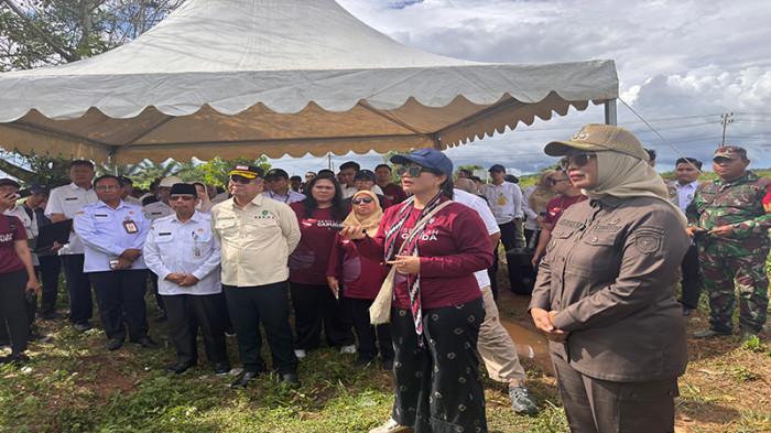 Wakil Menteri Pendidikan Tinggi, Sains, dan Teknologi (Wamendiktisaintek), Stella Christie saat meninjau calon lokasi Sekolah Garuda di Dusun Monton Desa Antibar, Kabupaten Mempawah, Kalbar/Dok. Istimewa